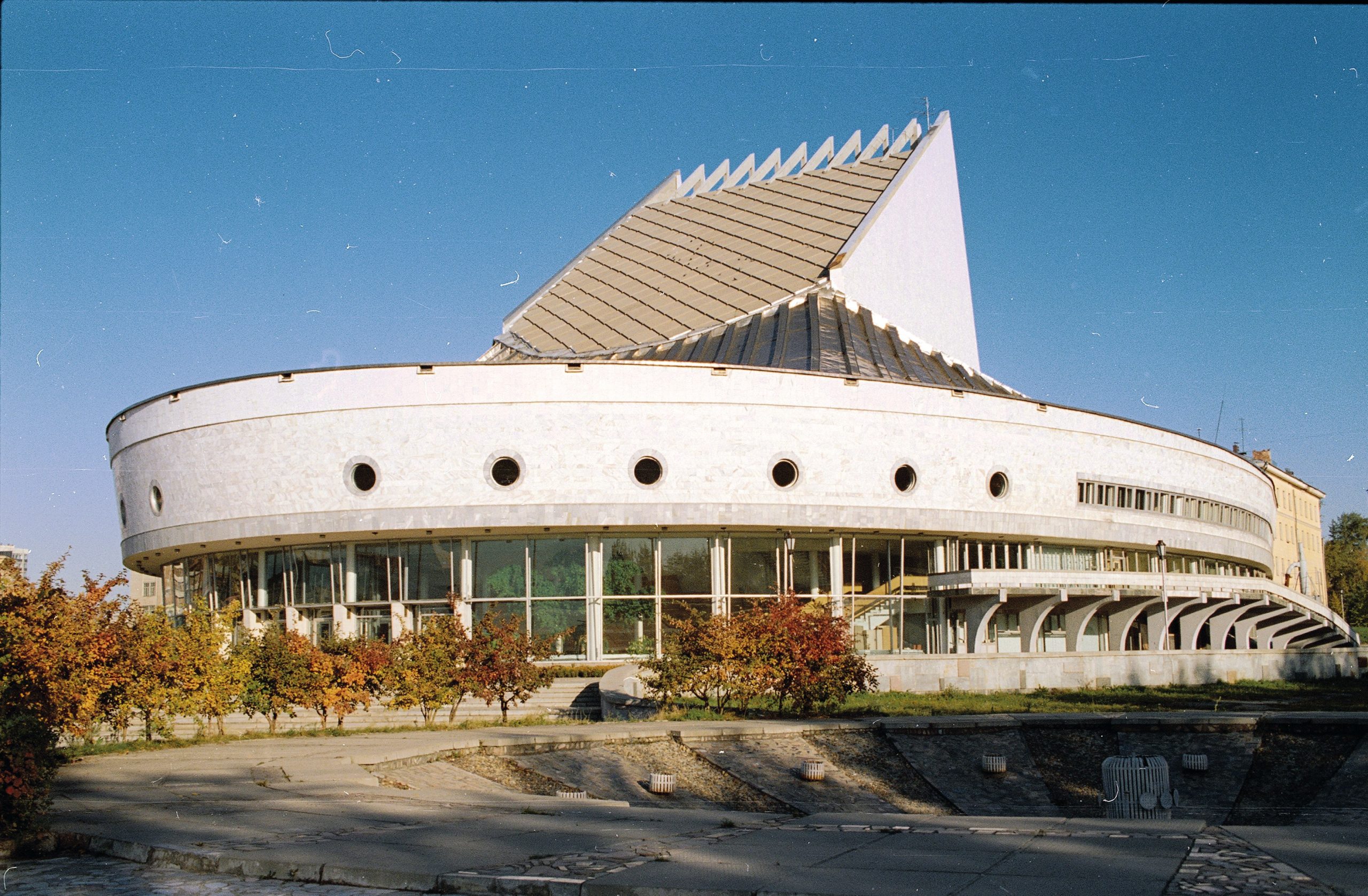 =Театральное закулисье